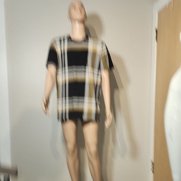 Guess Black and Gold Short Sleeve Tee Modern Design - Picture 9 of 9